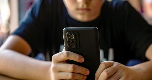 ‘So Vulnerable:’ Trump Administration’s MAHA Chiefs Declare War on Kids’ Screen Addiction