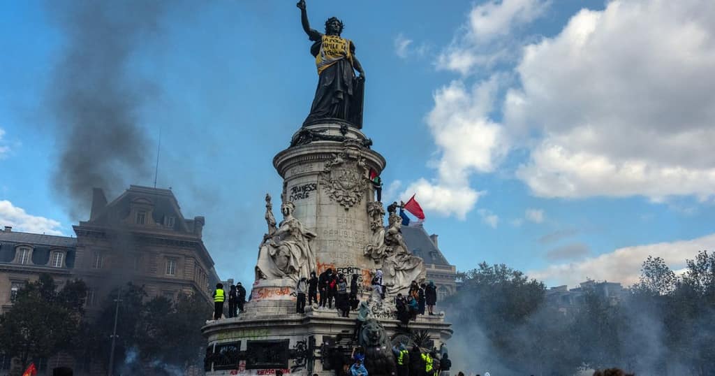 Gilets Jaunes Join French School Protestors For Weekend Of Action
