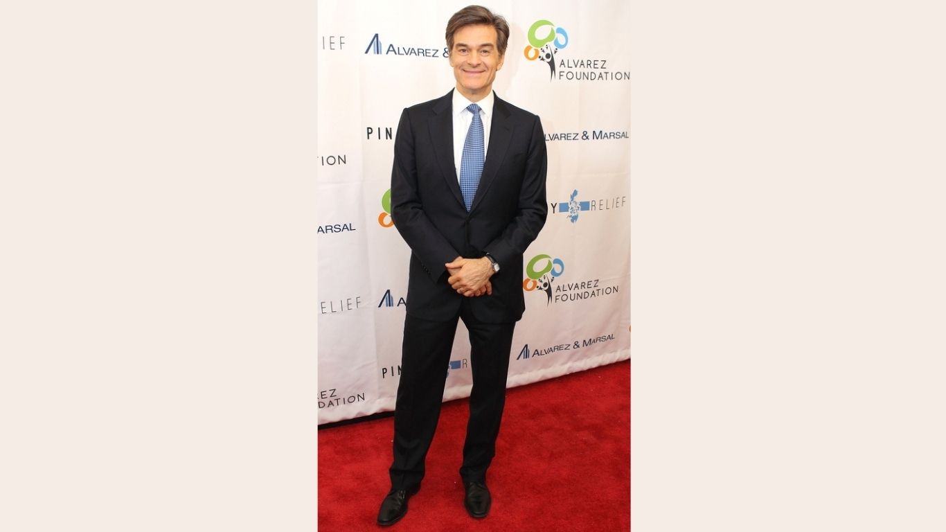 Dr. Oz standing|Dr. Oz smiling|Dr. Oz standing